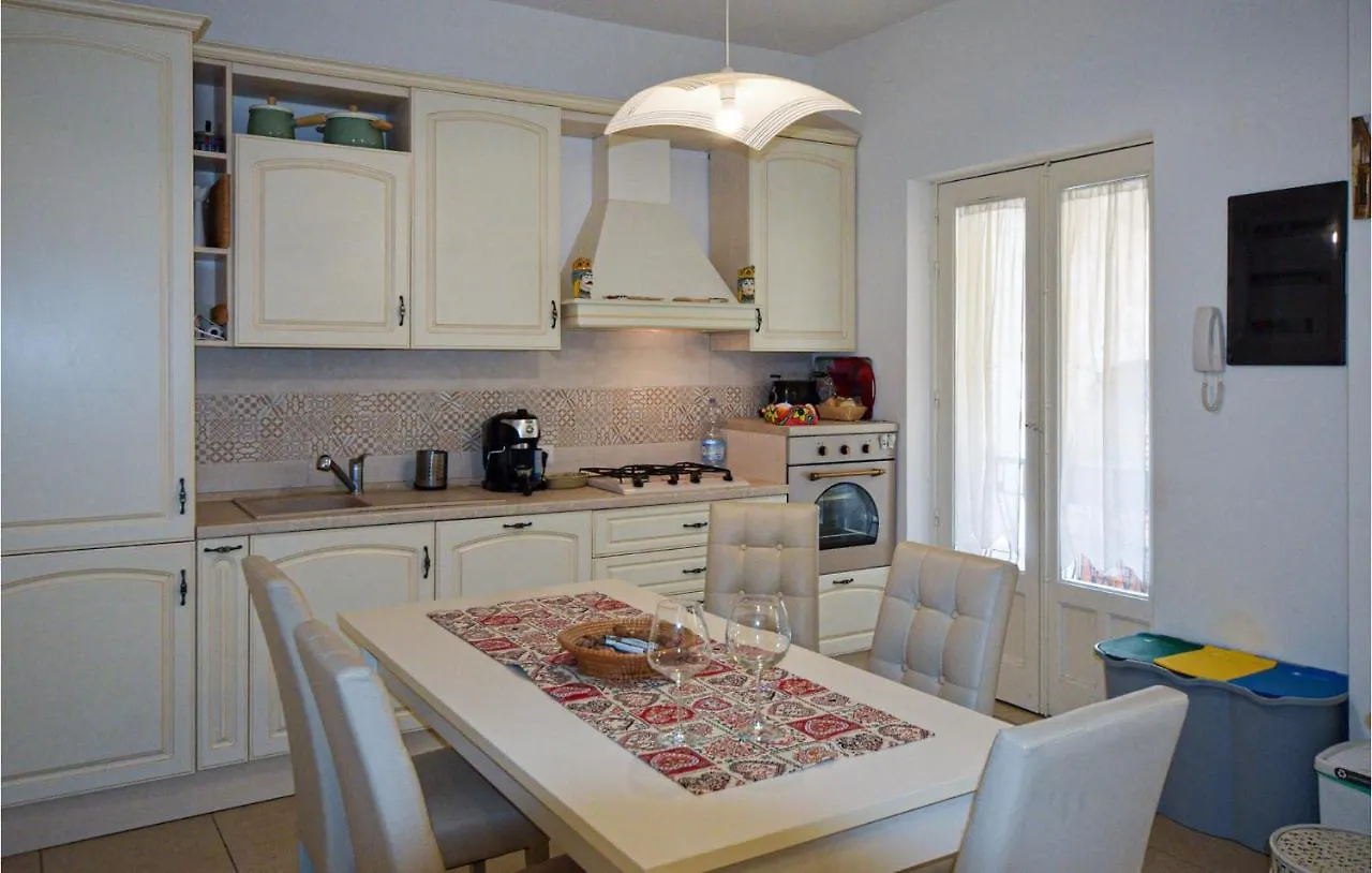 3 Bedroom Cozy Home In 라구사 0*,